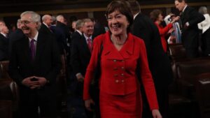 La senadora republicana Susan Collins llega al discurso del Estado de la Nación del presidente de Estados Unidos, Donald Trump