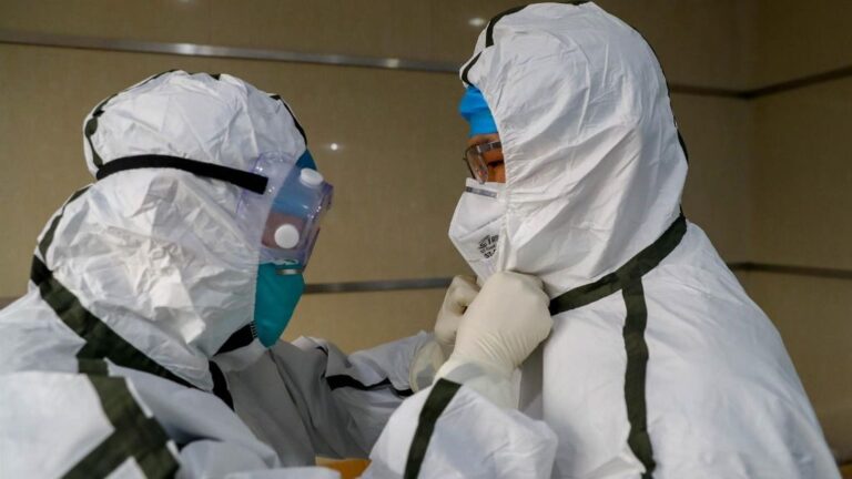 Médicos en un hospital de Wuhan