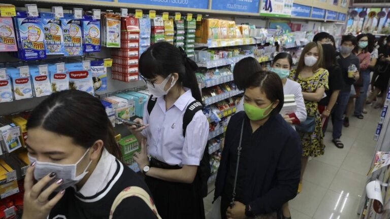 Personas haciendo cola en una farmacia de Bangkok, Tailandia, para comprar máscaras con las que protegerse de una posible infección de coronavirus