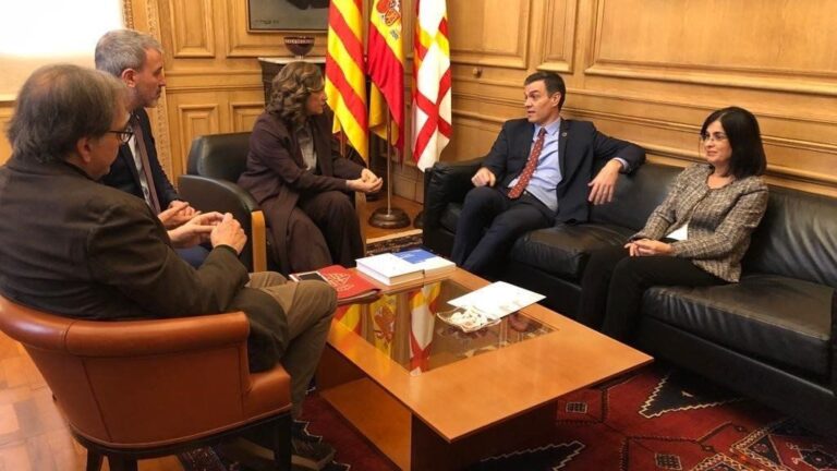 El primer teniente de alcalde de Cultura, Joan Subirats; el primer teniente de alcalde, Jaume Collboni; la alcaldesa de Barcelona, Ada Colau; el presidente del Gobierno, Pedro Sánchez y la ministra de Política Territorial, Carolina Darias