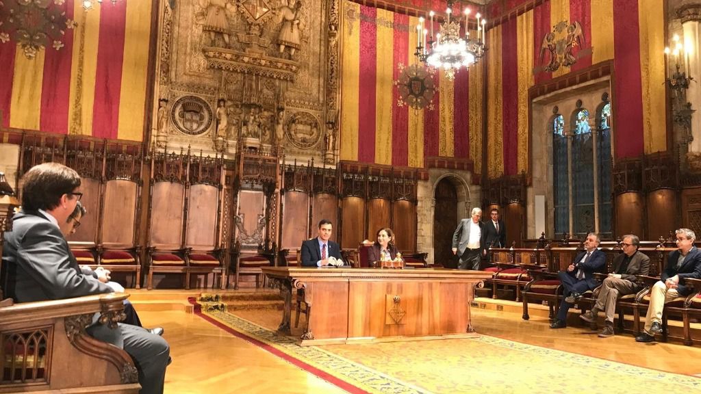 El presidente del Gobierno, Pedro Sánchez, y la alcaldesa de Barcelona, Ada Colau, al reunirse en el Ayuntamiento de Barcelona