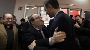 El presidente del Gobierno Pedro Sánchez se abraza al Secretario General del PSC, Miquel Iceta