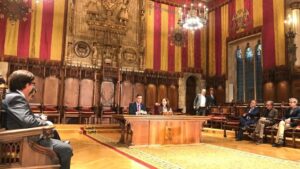 El presidente del Gobierno, Pedro Sánchez, y la alcaldesa de Barcelona, Ada Colau, al reunirse en el Ayuntamiento de Barcelona