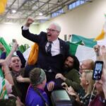 Thomas Gould, del Sinn Féin, celebrando los resultados de las elecciones en Cork, Irlanda