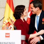 La presidenta de la Comunidad de Madrid, Isabel Díaz Ayuso, entrega la Medalla Internacional de la región al presidente de la Asamblea Nacional de Venezuela, Juan Guaidó