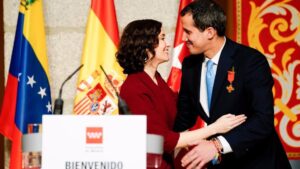 La presidenta de la Comunidad de Madrid, Isabel Díaz Ayuso, entrega la Medalla Internacional de la región al presidente de la Asamblea Nacional de Venezuela, Juan Guaidó