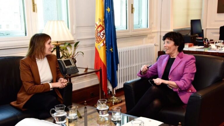 La ministra de Educación y Formación Profesional, Isabel Celaá, junto a la consejera de Educación de Castilla y León, María del Rocío Lucas