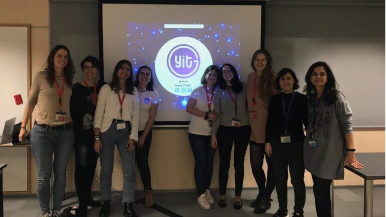 El Equipo De Boehringer Ingelheim Y Young IT Girls Durante Un Encuentro