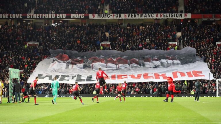 Seguidores del Manchester United en un partido en Old Trafford