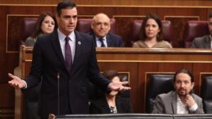 El presidente del Gobierno, Pedro Sánchez, responde a la pregunta del presidente del PP