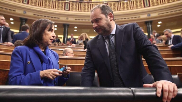 La ministra de Defensa y Asuntos Exteriores en funciones, Margarita Robles y el ministro de Fomento en funciones, José Luis Ábalos