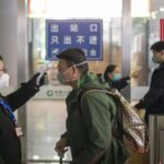 Toman la temperatura a pasajeros en un aeropuerto de China