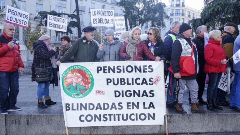 Varios pensionistas movidos por la plataforma de pensionistas en una manifestación anterior ante el Congreso