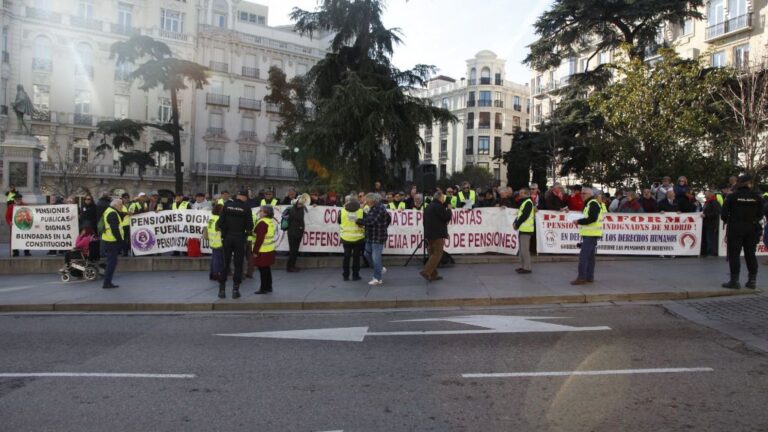 La Coordinadora de Pensionistas de Madrid se concentra ante el Congreso