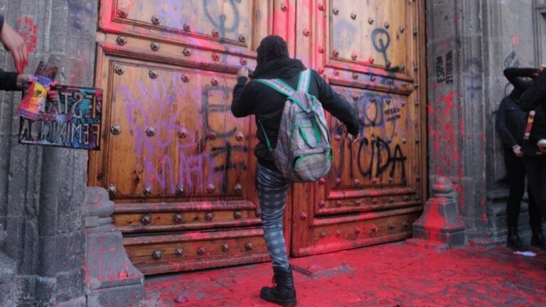 Protesta de mujeres ante el Palacio Nacional de México