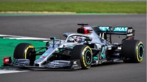 El piloto británico Lewis Hamilton, con el nuevo W11, en el 'shakedown' de Mercedes en Silverstone
