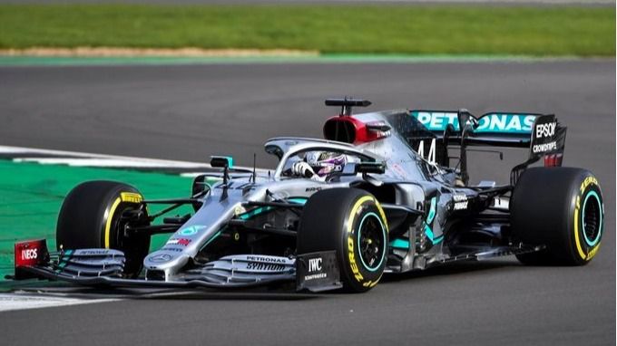 El piloto británico Lewis Hamilton, con el nuevo W11, en el 'shakedown' de Mercedes en Silverstone