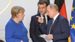 Imagen de una reunión entre el presidente de Rusia, Vladimir Putin, la canciller alemana, Angela Merkel, y el presidente de Francia, Emmanuel Macron