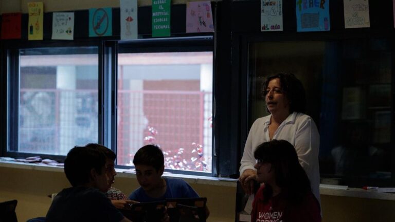 Una profesora imparte una clase en el aula de un colegio