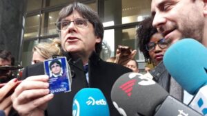 El expresidente de la Generalitat Carles Puigdemont posa con su acreditación de eurodiputado a la salida del Parlamento Europeo