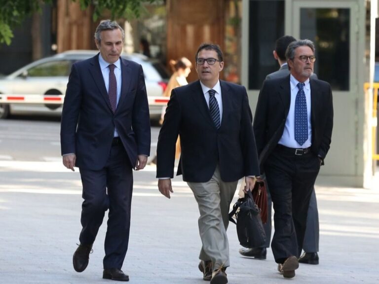 El historiador Josep Lluís Alay (primero por la izquierda), que fue detenido en Alemania cuando acompañaba a Puigdemont, llega a la Audiencia Nacional para declarar