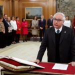 El nuevo ministro de Universidades, Manuel Castells, jura o promete su cargo ante el Rey Felipe VI, en el Palacio de la Zarzuela de Madrid