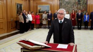 El nuevo ministro de Universidades, Manuel Castells, jura o promete su cargo ante el Rey Felipe VI, en el Palacio de la Zarzuela de Madrid