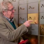 Ian Gibson deposita su legado en la Caja de las Letras del Instituto Cervantes.