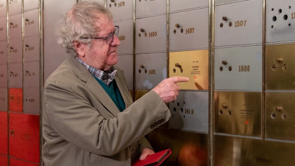 Ian Gibson deposita su legado en la Caja de las Letras del Instituto Cervantes.