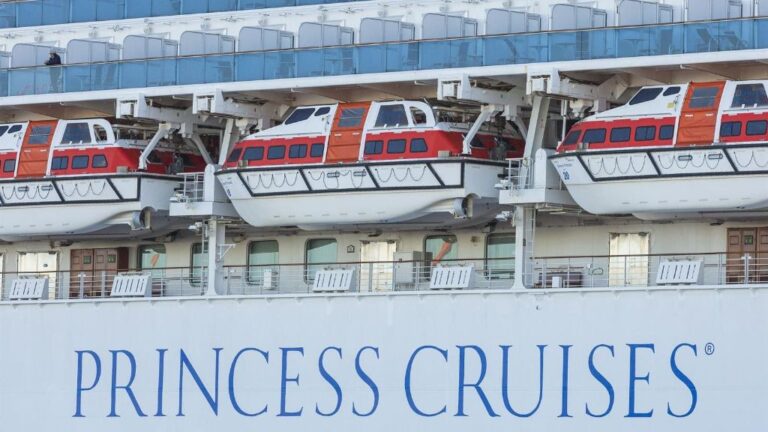 Los pasajeros del crucero 'Diamond Princess' comienzan a desembarcar este miércoles en Japón