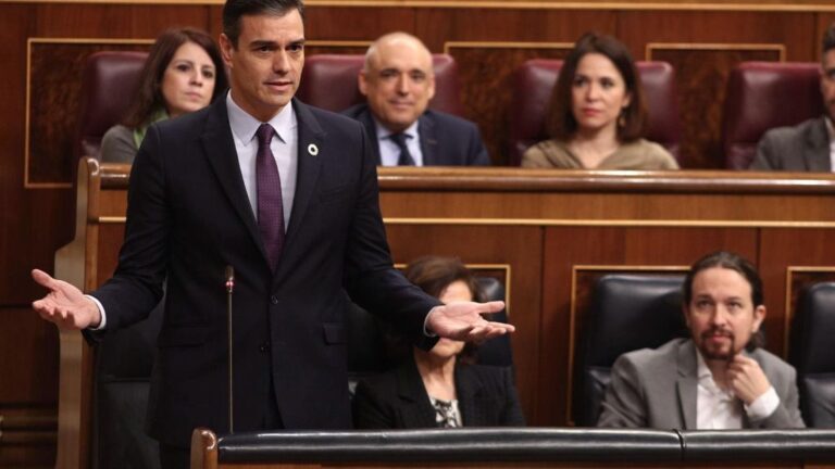 El presidente del Gobierno, Pedro Sánchez, responde a la pregunta del presidente del PP