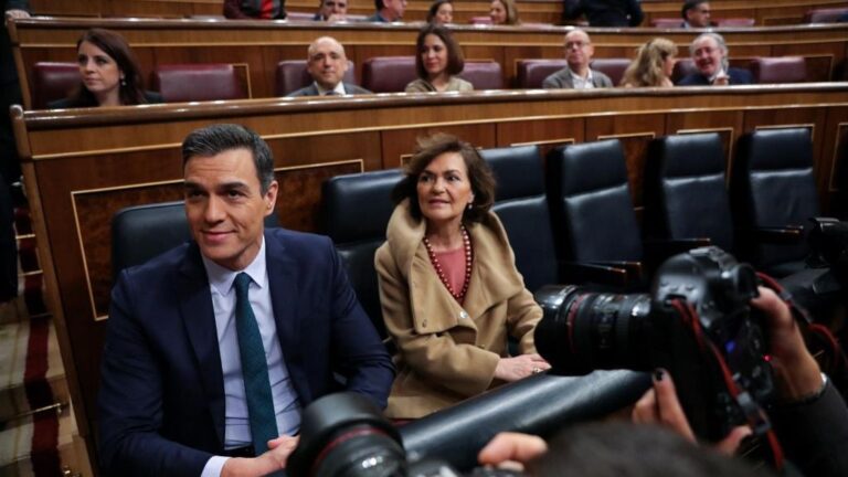 El presidente del Gobierno en funciones, Pedro Sánchez y la vicepresidenta del Gobierno en funciones, Carmen Calvo