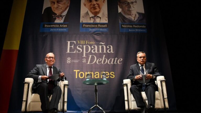 Nicolás Redondo, junto al periodista Cristóbal Cervantes en el ciclo 'España a debate'
