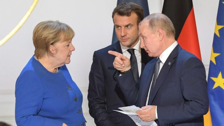 Imagen de una reunión entre el presidente de Rusia, Vladimir Putin, la canciller alemana, Angela Merkel, y el presidente de Francia, Emmanuel Macron