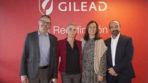 De izquierda a derecha: Dr. Josep María Llibre, del Hospital Universitario Germans Trias i Pujol de Badalona; Dra. María José Fuster, de SEISIDA; Amaya Echevarría, Executive Director de la Unidad de Negocio de VIH de Gilead España; Dr. Santiago Moreno, de