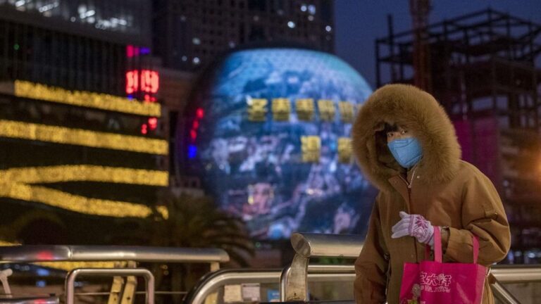 Una mujer pasea por las calles de Shangahi ataviada con una de las mascarillas que las autoridades chinas recomiendan llevar para evitar el contagio del nuevo coronavirus