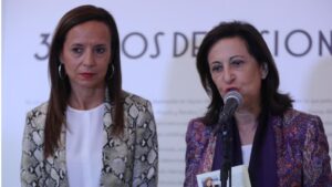 La presidenta de la Fundación Pablo Iglesias, Beatriz Corredor y la ministra de defensa, Margarita Robles