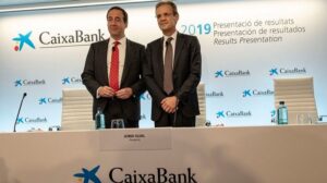 El presidente de CaixaBank, Jordi Gual, y el consejero delegado, Gonzalo Gortázar