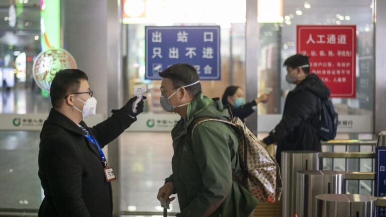 Toman la temperatura a pasajeros en un aeropuerto de China