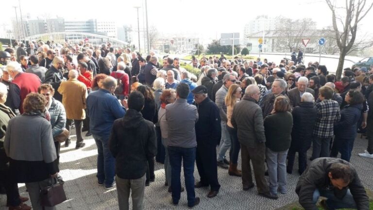 Protesta vecinal contra la apertura de un local de juego y apuestas en la calle Leonardo Torres Quevedo