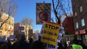 Un centenar de vecinos de Latina exige el cierre de los locales de apuestas al grito de "No es ocio, es un negocio"