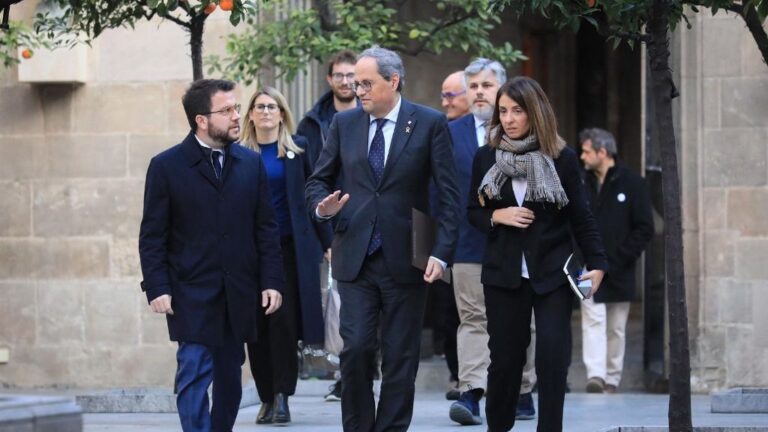 El presidente de la Generalitat, Quim Torra, junto al vicepresidente, Pere Aragonès, y la portavoz del Govern Meritxell Budó, al reunirse con representantes de JxCat, ERC, la CUP, ANC y Òmnium Cultural, en el Palau de la Generalitat