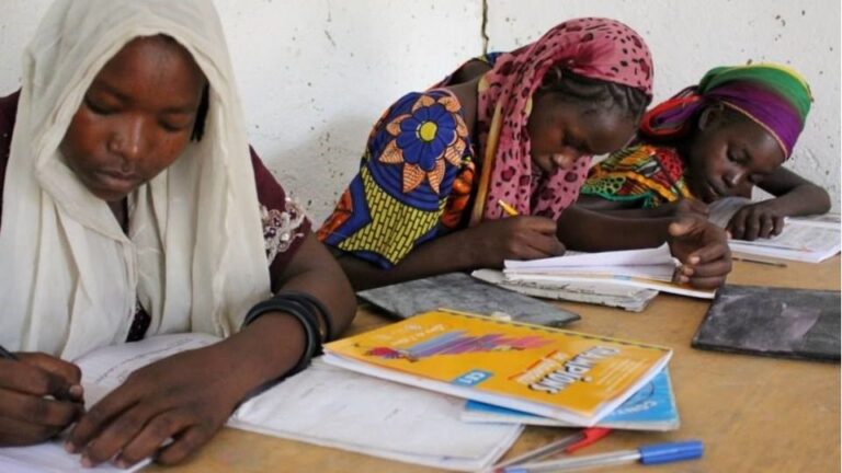 Niñas estudiando en Chad