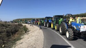 Un momento de la tractorada llevada a cabo en la A-45, en Lucena (Córdoba)