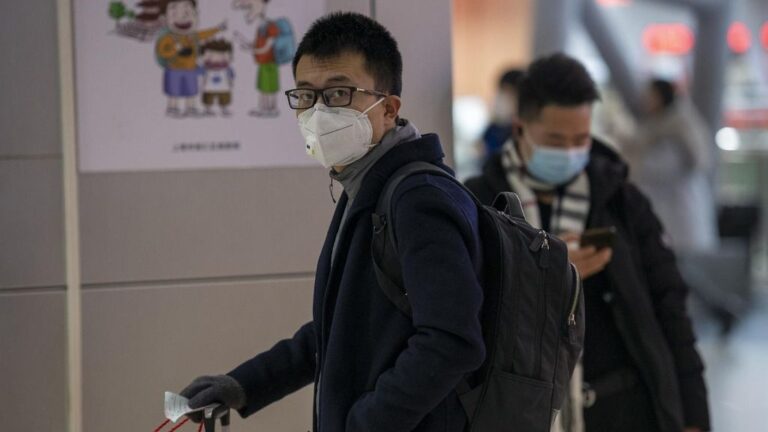 Imagen de un hombre con una marcarilla en medio del brote del coronavirus en China