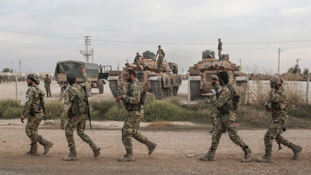 Soldados y vehículos militares de Turquía en una zona de estacionamiento para el Ejército y los rebeldes sirios a los que apoya Ankara