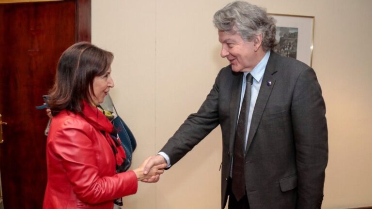 La ministra de Defensa, Margarita Robles con el Comisario de Comercio Interior de la Unión de Defensa, Thierry Breton