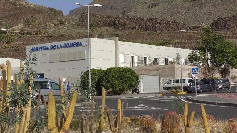 Exterior del Hospital de La Gomera en el que sanidad ha aislado a cinco personas para estudiar un posible contagio de coronavirus, en La Gomera /Islas Canarias