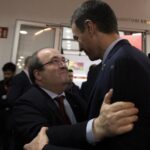 El presidente del Gobierno Pedro Sánchez se abraza al Secretario General del PSC, Miquel Iceta