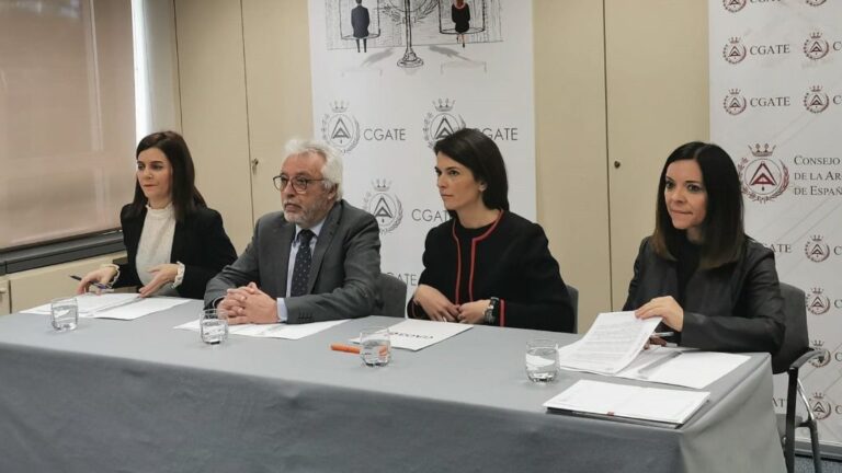 Nagore Azuabarrena, Melchor Izquierdo, Itziar Francín y Teresa Arnal durante la presentación del informe sobre igualdad de género en la profesión de Arquitectura Técnica